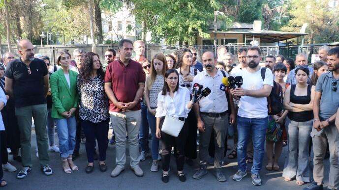 Gazetecilere tahliye kararının ardından açıklama: Gazeteciliği savundular