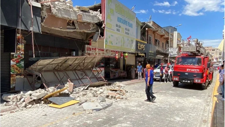 Depremde hasar gören bina çöktü: 3 yaralı