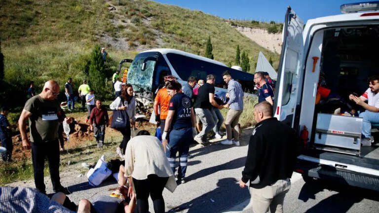 Eskişehir’de yolcu otobüs devrildi: 35 yaralı